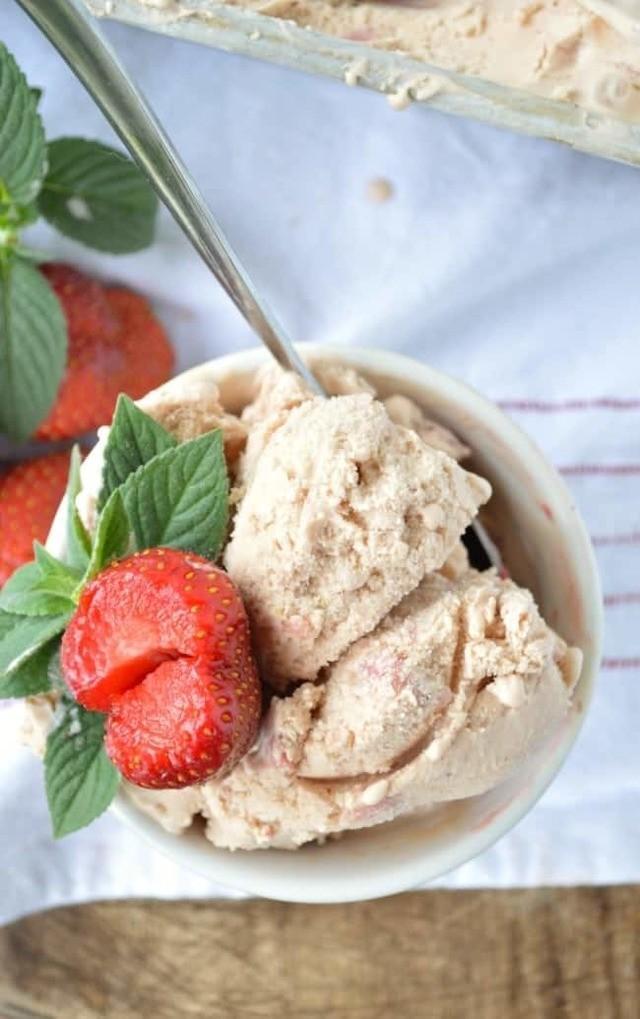 รูปภาพ:https://www.sugardishme.com/wp-content/uploads/2016/05/Strawberry-Mojito-Ice-Cream-1.jpg