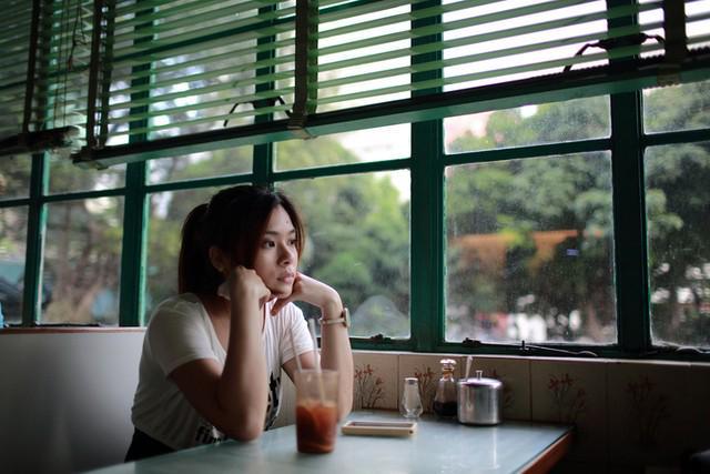 รูปภาพ:https://www.eharmony.ca/dating-advice/wp-content/uploads/2016/07/woman-waiting-in-coffee-shop.jpg