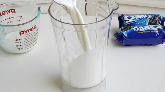 รูปภาพ:http://eugeniekitchen.com/wp-content/uploads/2014/07/oreo-milkshake-popsicle-recipe1.jpg
