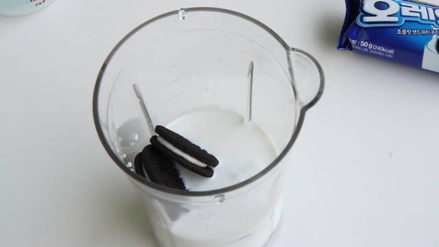 รูปภาพ:http://eugeniekitchen.com/wp-content/uploads/2014/07/oreo-milkshake-popsicle-recipe3.jpg