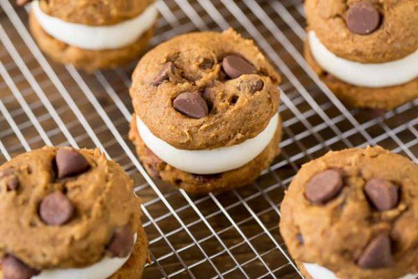 รูปภาพ:https://www.mybakingaddiction.com/wp-content/uploads/2017/10/Pumpkin-Whoopie-Pies-4-600x400.jpg