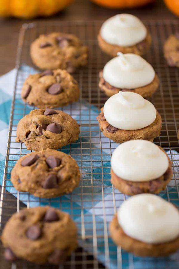 รูปภาพ:https://www.mybakingaddiction.com/wp-content/uploads/2017/10/Pumpkin-Whoopie-Pies-600x900.jpg