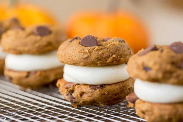 รูปภาพ:https://www.mybakingaddiction.com/wp-content/uploads/2017/10/Pumpkin-Whoopie-Pies-2-600x400.jpg