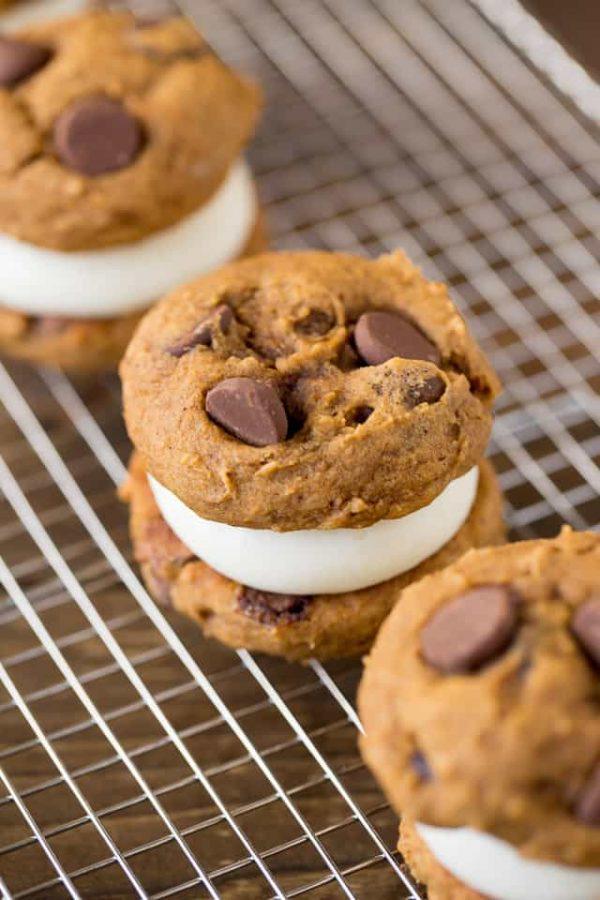 รูปภาพ:https://www.mybakingaddiction.com/wp-content/uploads/2017/10/Pumpkin-Whoopie-Pies-3-600x900.jpg