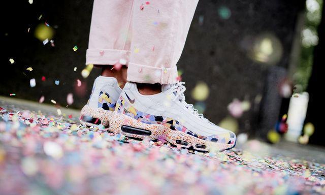 รูปภาพ:https://www.43einhalb.com/files/image/id/154726/w/2000/h/1200/n/nike-wmns-air-max-95-se-konfetti-pack-918413-004-mood-3.jpg