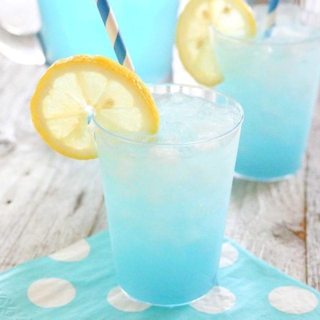 ตัวอย่าง ภาพหน้าปก:สูตรเครื่องดื่ม Bennett’s Berry Blue Colada สีสวยสะดุดตา รสชาติสะดุดใจ