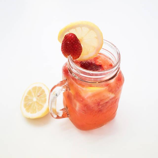 ภาพประกอบบทความ สูตรเครื่องดื่ม Strawberry Lemon Soda สดชื่น คลายร้อน (♥ω♥ )