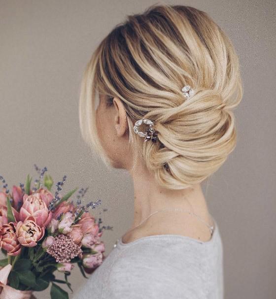 รูปภาพ:http://styleskinner.com/wp-content/uploads/2017/09/484-soft-Chignon-Bun.jpg