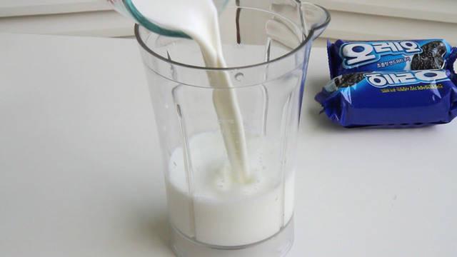 รูปภาพ:http://eugeniekitchen.com/wp-content/uploads/2014/07/oreo-milkshake-popsicle-recipe2.jpg