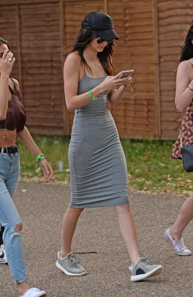 รูปภาพ:http://www.gotceleb.com/wp-content/uploads/photos/kendall-jenner/new-look-wireless-festival-in-london/Kendall-Jenner:-New-Look-Wireless-Festival--06-662x1017.jpg