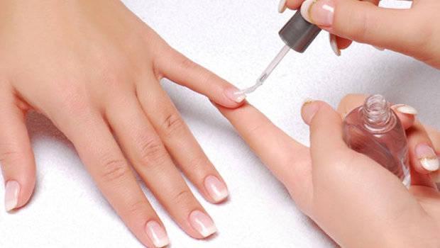 รูปภาพ:http://fustany.com/images/en/content/header_image_Benefits-of-nail-polish-base-coat-fustany-beauty-nails.jpg