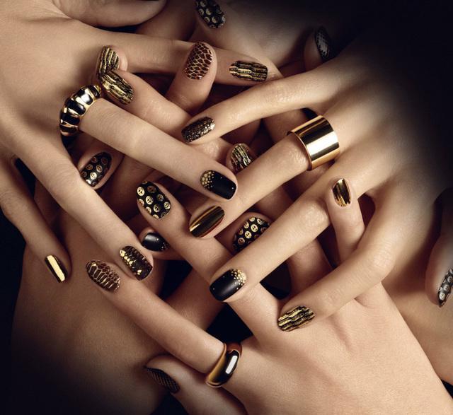 รูปภาพ:http://artboxdesign.biz/wp-content/uploads/2014/12/gold-nail-polish-designs.jpg