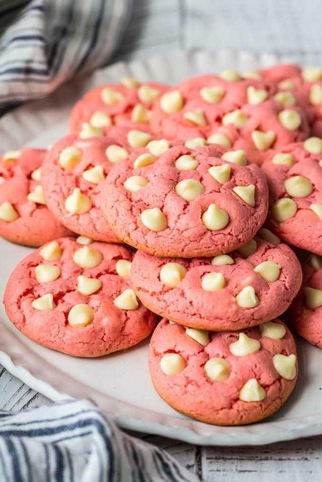 รูปภาพ:https://www.thecookierookie.com/wp-content/uploads/2018/04/strawberry-cake-mix-cookies-strawberry-cookies-1-of-6.jpg