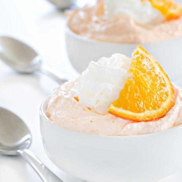 ภาพประกอบบทความ อร่อยนุ่ม! ชวนทำ 'ORANGE FLUFF' ขนมหวานรสส้มแสนอร่อย หวานนุ่มแบบฟูๆ 