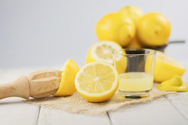 รูปภาพ:https://i0.wp.com/nutrientbowl.com/wp-content/uploads/2017/07/how-much-juice-is-in-one-lemon-2.jpg?resize=690%2C461&ssl=1