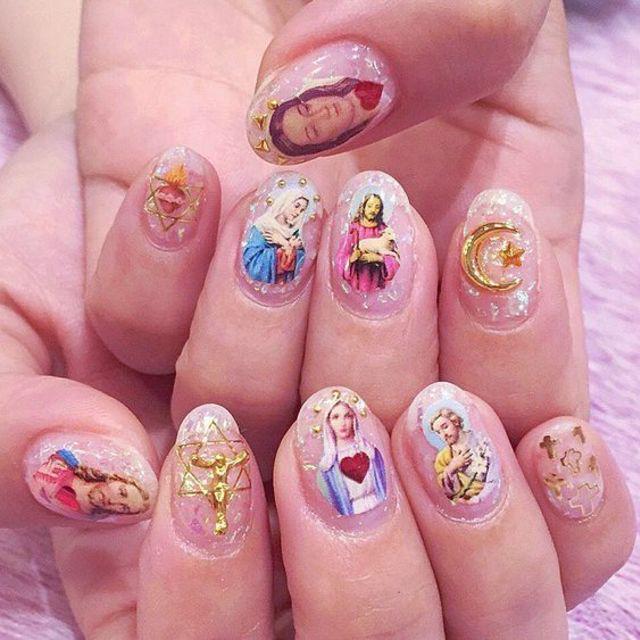 ภาพประกอบบทความ Vintage Nails !!! รวมไอเดียเพ้นท์เล็บ #ArtStyle สไตล์ 'คาทอลิก' สวยเหมือนดั่งภาพวาดในโบสถ์