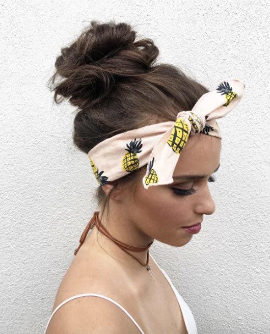 รูปภาพ:http://styleskinner.com/wp-content/uploads/2017/03/33-Messy-top-knots-and-cute-headbands.jpg