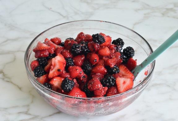 รูปภาพ:https://www.onceuponachef.com/images/2017/05/Macerated-Berries-with-Greek-Yogurt-Whipped-Cream-4-575x392.jpg
