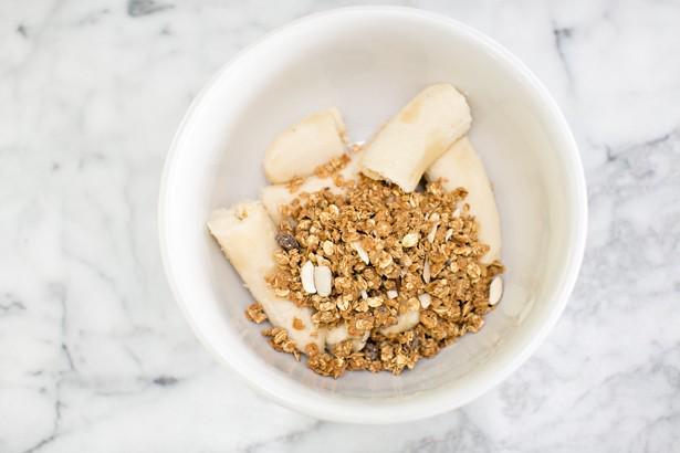 รูปภาพ:https://www.hellowonderful.co/ckfinder/userfiles/images/12-banana-granola-pops.jpg