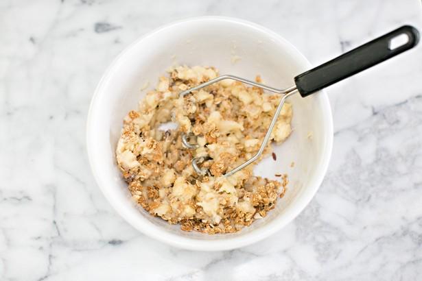 รูปภาพ:https://www.hellowonderful.co/ckfinder/userfiles/images/11-banana-granola-pops.jpg