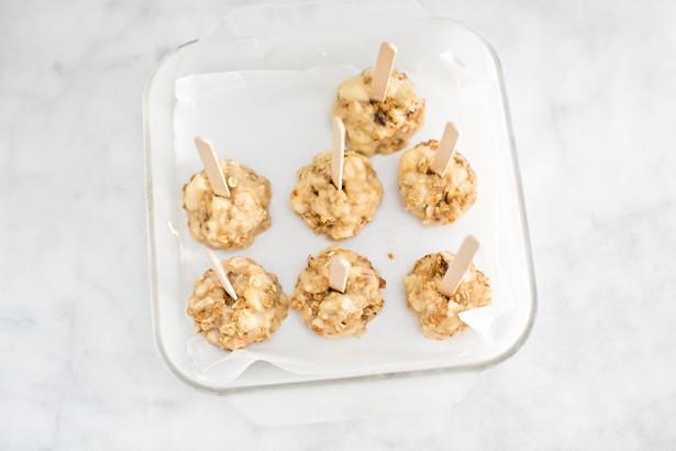 รูปภาพ:https://www.hellowonderful.co/ckfinder/userfiles/images/8-banana-granola-pops.jpg