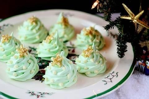 รูปภาพ:http://www.yummly.com/wp-content/uploads/2011/12/Meringue-Christmas-Tree-Cookies.jpg