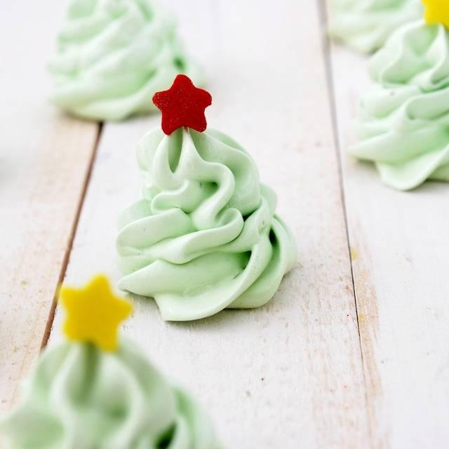 ตัวอย่าง ภาพหน้าปก:เมนูขนมหวานง่ายๆ ต้อนรับคริสต์มาส Christmas Tree Meringue Cookies