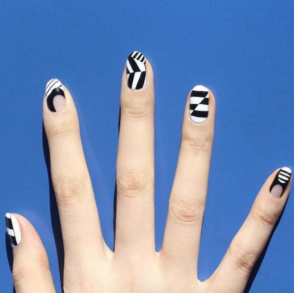 รูปภาพ:http://styleskinner.com/wp-content/uploads/2016/10/51-blackandwhitegeometric-nails.jpg
