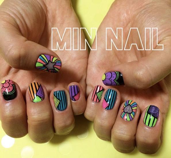 รูปภาพ:http://styleskinner.com/wp-content/uploads/2016/10/147-neon-color-geometric-stripes-nails.jpg
