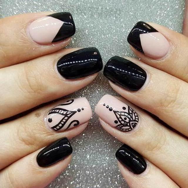 รูปภาพ:https://naildesignsjournal.com/wp-content/uploads/2018/05/mandala-designs-nails-ideas-black-french-tips.jpg