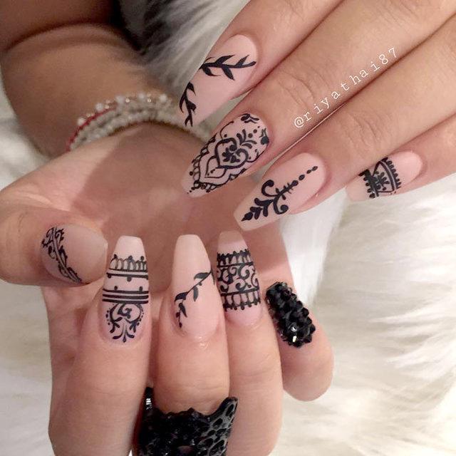 รูปภาพ:https://naildesignsjournal.com/wp-content/uploads/2018/05/mandala-designs-nails-ideas-nude-matte-coffins.jpg