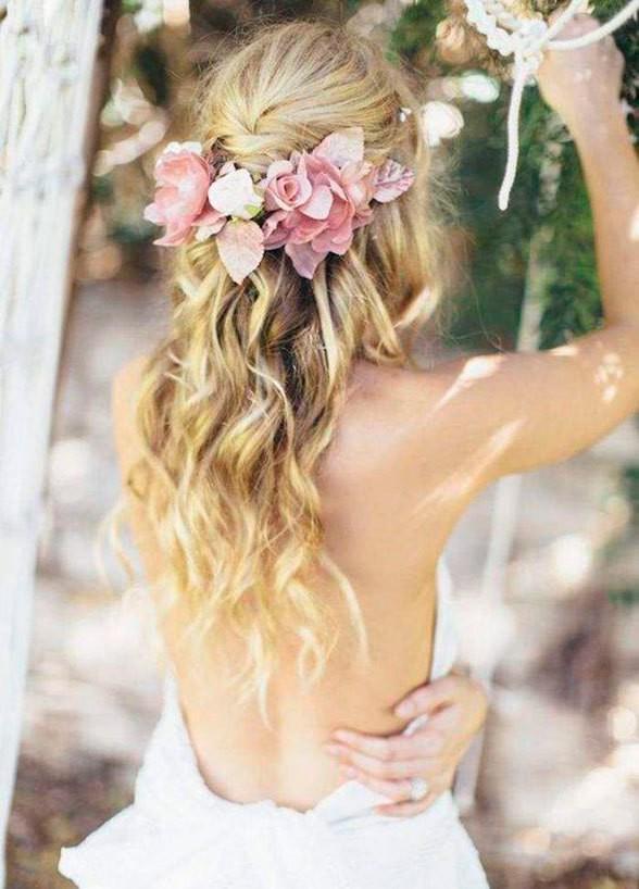 รูปภาพ:https://www.wilkieblog.com/wp-content/uploads/2017/04/effortless-romantic-wedding-hairstyle-10_detail.jpg