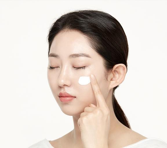 รูปภาพ:https://images.innisfree.co.kr/kr/ko/upload/pdtDetail/promotion/monthLion/201805/face_body_tone_up_cream/img03_1.jpg