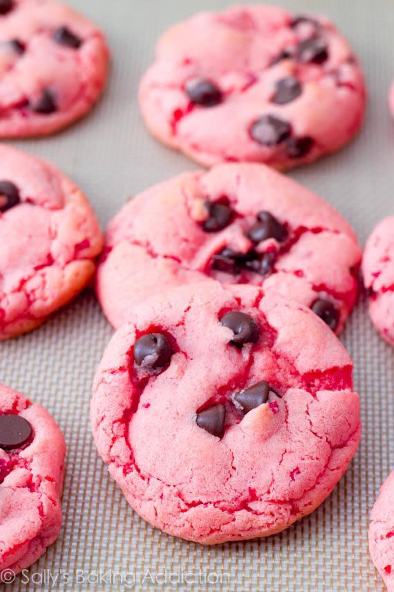 รูปภาพ:http://sallysbakingaddiction.com/wp-content/uploads/2013/01/Strawberry-Chocolate-Chip-Cookies.jpg