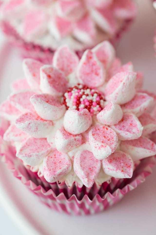 รูปภาพ:https://thecafesucrefarine.com/wp-content/uploads/Marshmallow-Flower-Cupcakes-1-5.jpg