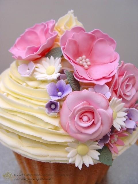 รูปภาพ:https://i.pinimg.com/736x/f7/74/58/f774585da5c0dc91fb68d4fb416ecc30--giant-cupcakes-decorated-cupcakes.jpg