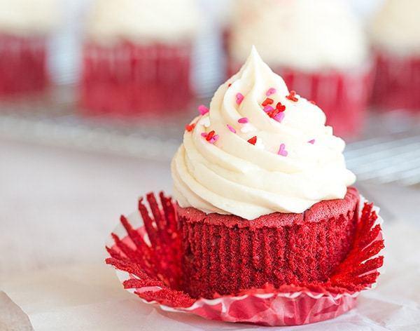 รูปภาพ:http://hecendorfer.com/upload/r/red-velvet-cupcakes-with-cream-cheese-frosting-brown-eyed-baker-red-velvet-cupcakes-food-network.jpg