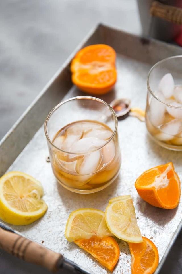 รูปภาพ:https://www.lemonsforlulu.com/wp-content/uploads/2017/11/Ginger-Maple-Bourbon-Cocktail.jpg