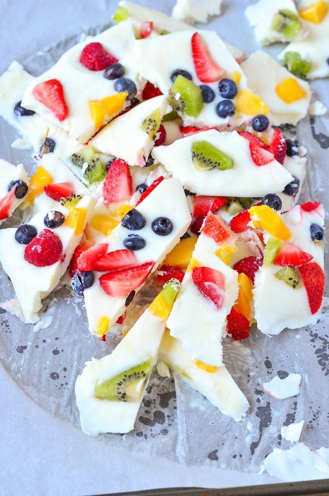 รูปภาพ:https://shk-images.s3.amazonaws.com/wp-content/uploads/2016/05/Frozen-Yogurt-Fruit-Bark-Recipe-.jpg
