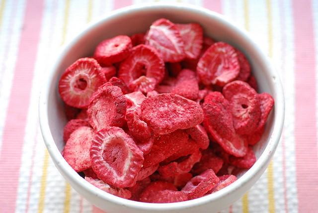 รูปภาพ:http://cookrookery.com/wp/wp-content/uploads/2013/03/tjoes-freeze-dried-strawberries.jpg