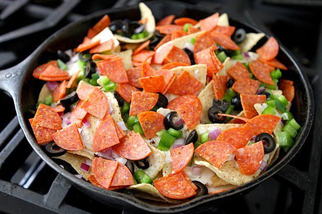 รูปภาพ:http://tastykitchen.com/wp-content/uploads/2012/11/TKBlog-Pizza-Nachos11.jpg