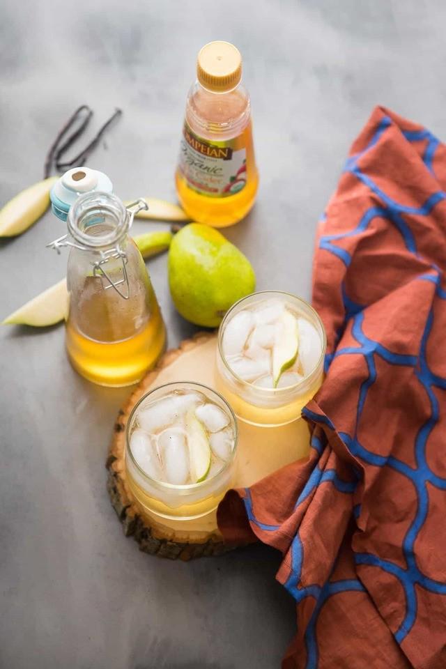 รูปภาพ:https://www.lemonsforlulu.com/wp-content/uploads/2017/09/Vanilla-Pear-Fruit-Shrub-Recipe-6.jpg