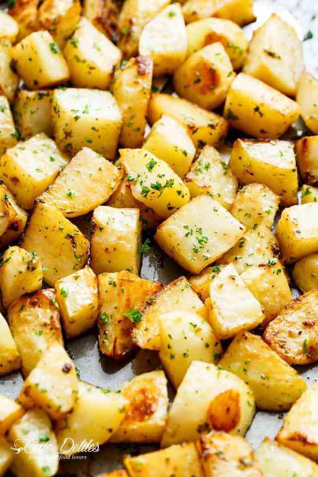 รูปภาพ:https://i1.wp.com/cafedelites.com/wp-content/uploads/2017/10/Crispy-Garlic-Roasted-Potatoes-IMAGE-27.jpg?resize=980%2C1470&ssl=1