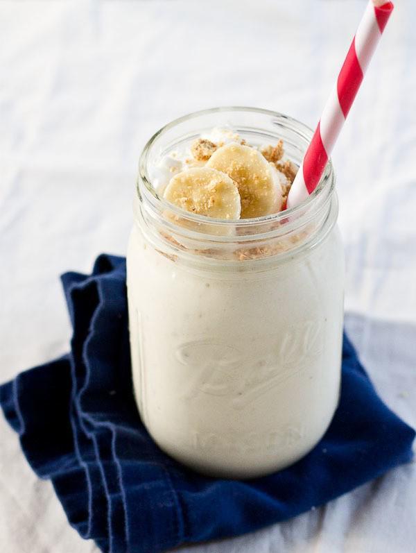 รูปภาพ:https://www.loveandzest.com/wp-content/uploads/2015/06/Whipped-Banana-Cream-Cheesecake-Shake-3.jpg