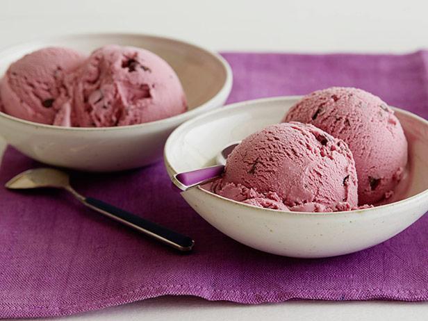 รูปภาพ:https://food.fnr.sndimg.com/content/dam/images/food/fullset/2012/4/27/0/WU0208H_blackberry-chip-ice-cream_s4x3.jpg.rend.hgtvcom.616.462.suffix/1385070926674.jpeg