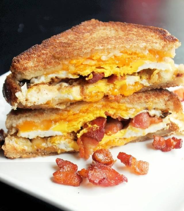 รูปภาพ:http://creolecontessa.com/wp-content/uploads/2014/04/bacon-egg-and-cheese-grilled-cheese-sandwich-25289-2529.jpg