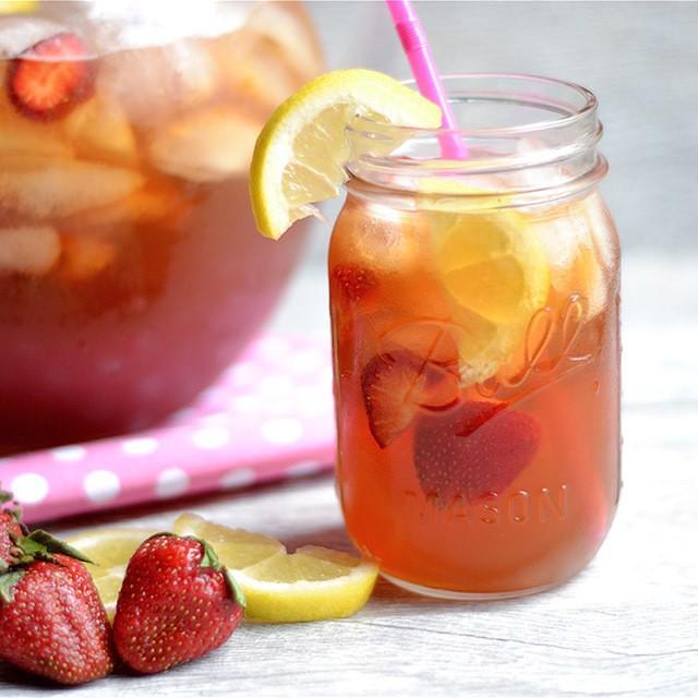 รูปภาพ:https://www.centercutcook.com/wp-content/uploads/2016/05/strawberry-lemonade-sweet-tea-3.jpg