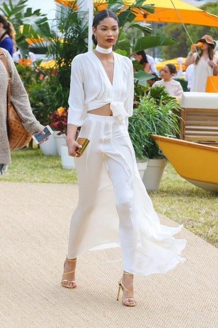 รูปภาพ:https://i.styleoholic.com/2018/05/With-white-maxi-skirt-golden-sandals-and-golden-mini-clutch.jpg