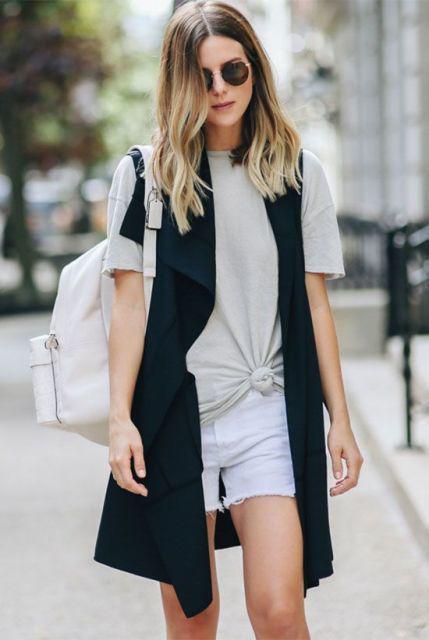 รูปภาพ:https://i.styleoholic.com/2018/05/With-white-shorts-black-long-vest-and-white-backpack.jpg