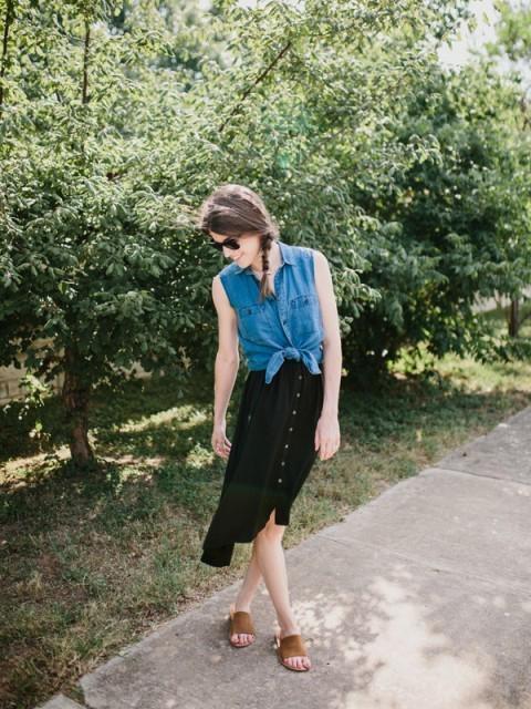 รูปภาพ:https://i.styleoholic.com/2018/05/With-black-knee-length-skirt-and-brown-sandals.jpg